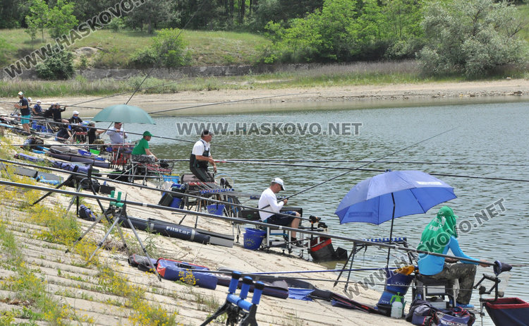 Дядо Мраз организира състезание по риболов с щека и мач