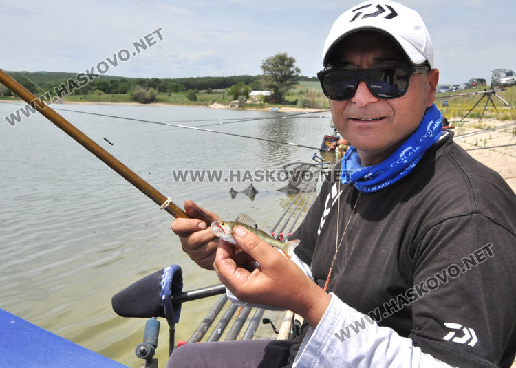 Дядо Мраз организира състезание по риболов с щека и мач