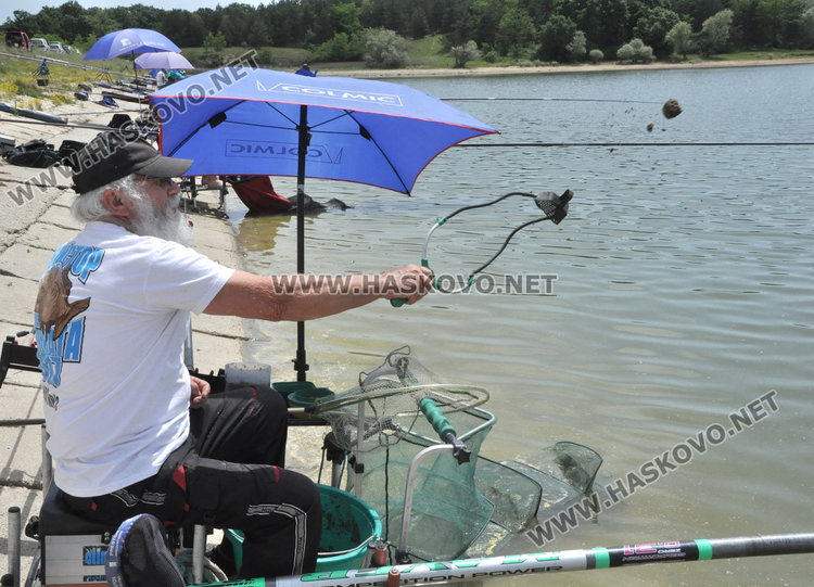 Дядо Мраз организира състезание по риболов с щека и мач