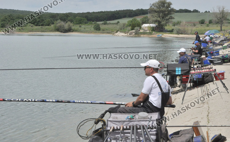 Дядо Мраз организира състезание по риболов с щека и мач