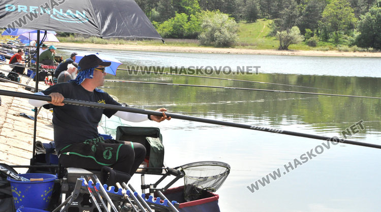 Дядо Мраз организира състезание по риболов с щека и мач