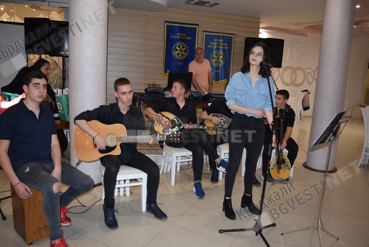 Ротарианци събраха 7 000 лева на благотворителна вечер, парите са за детски полигон за безопасност на движението в Кърджали