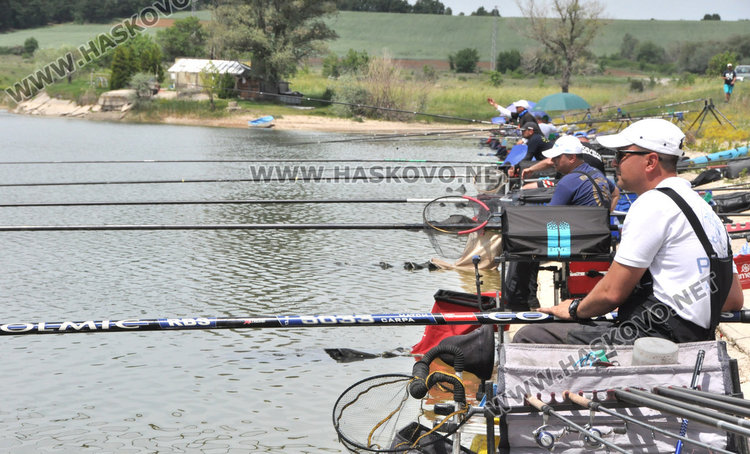 Дядо Мраз организира състезание по риболов с щека и мач