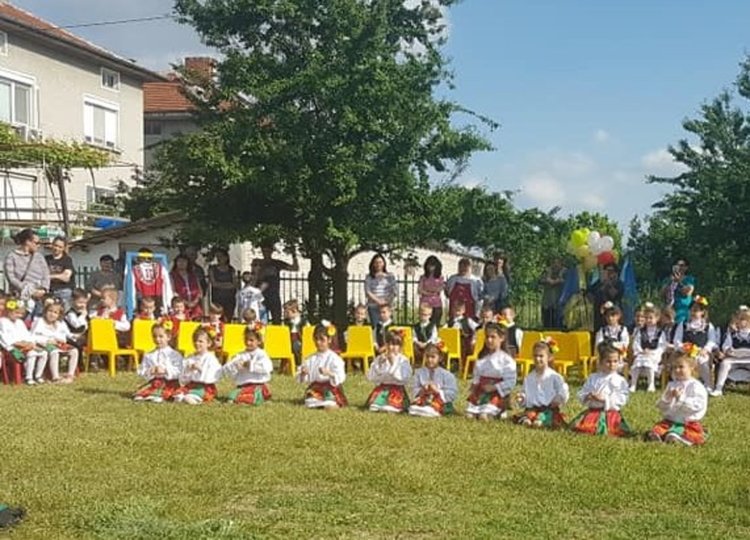 Открит урок по народни танци изнесоха малчуганите от "Осми март"