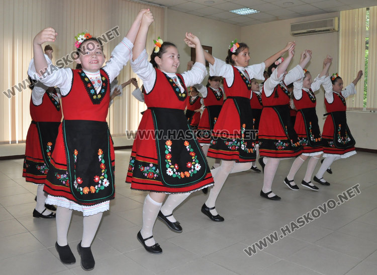 Тракийци празнуват 24 май с песни и приятели