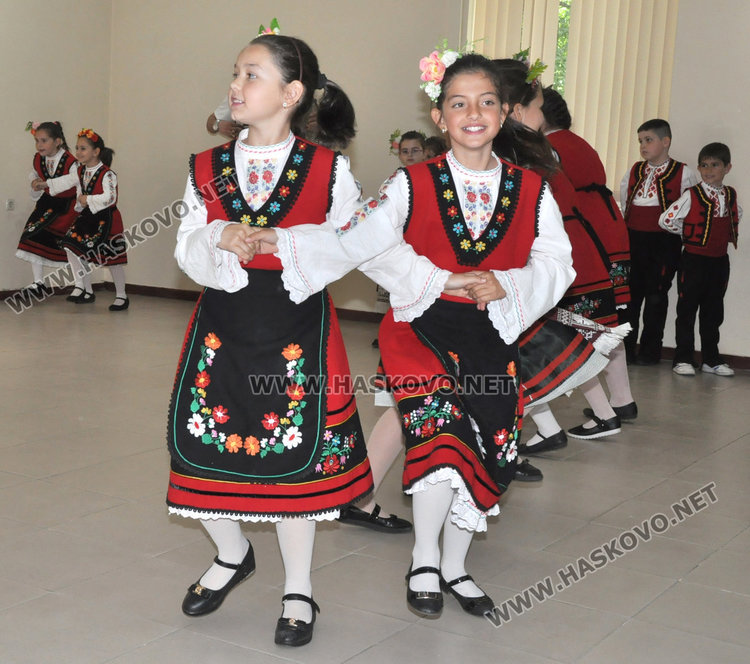 Тракийци празнуват 24 май с песни и приятели