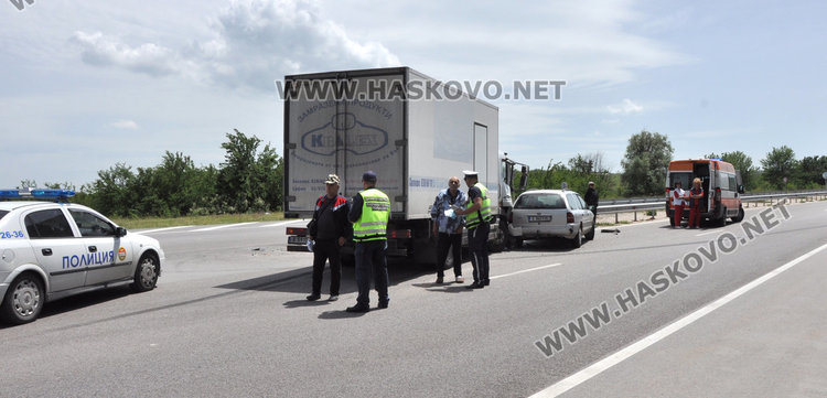 Кола и камион катастрофираха между Хасково и Димитровград, мъж е в болница
