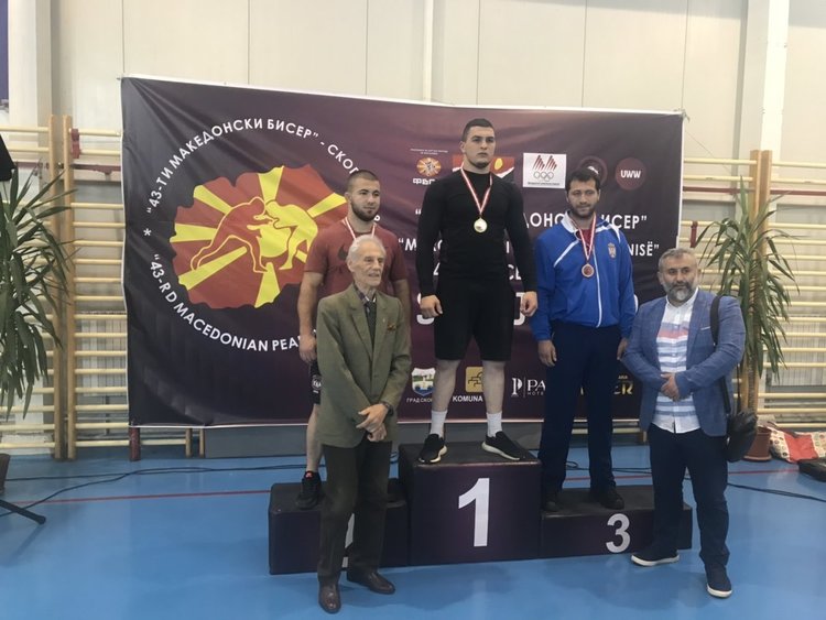 Две шампионски титли и четири медала за борците на Димитровград