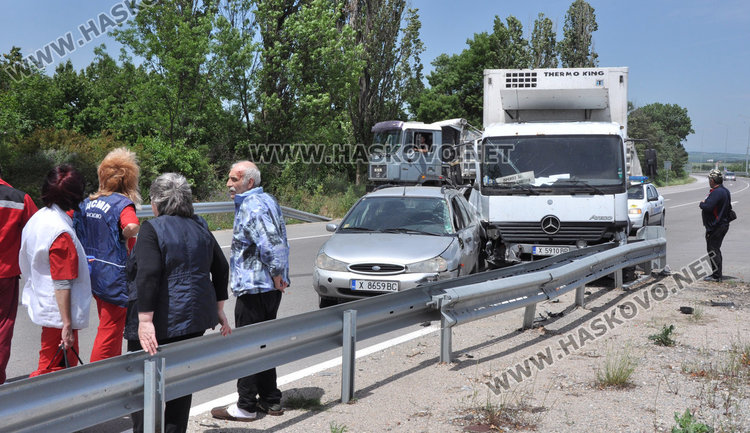 Кола и камион катастрофираха между Хасково и Димитровград, мъж е в болница