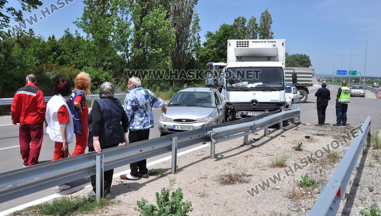 Кола и камион катастрофираха между Хасково и Димитровград, мъж е в болница