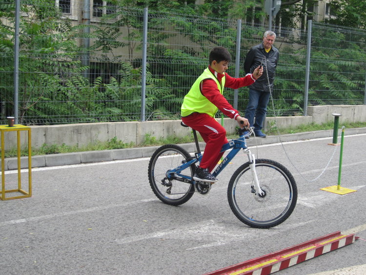 Злато за капитана и сребро за отбора завоюваха приложните колоездачи