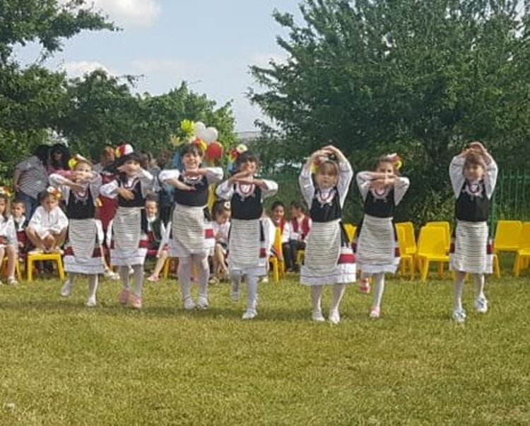 Открит урок по народни танци изнесоха малчуганите от "Осми март"
