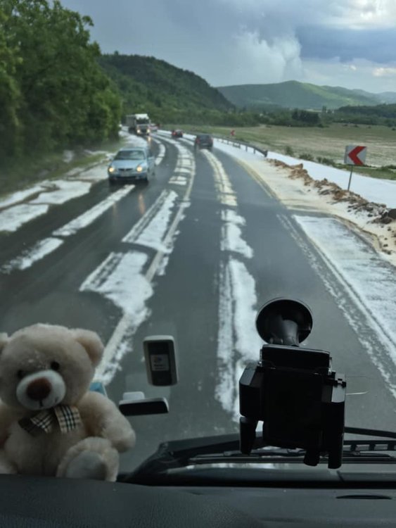 Мощна буря с градушка удари Северозападна България (видео)