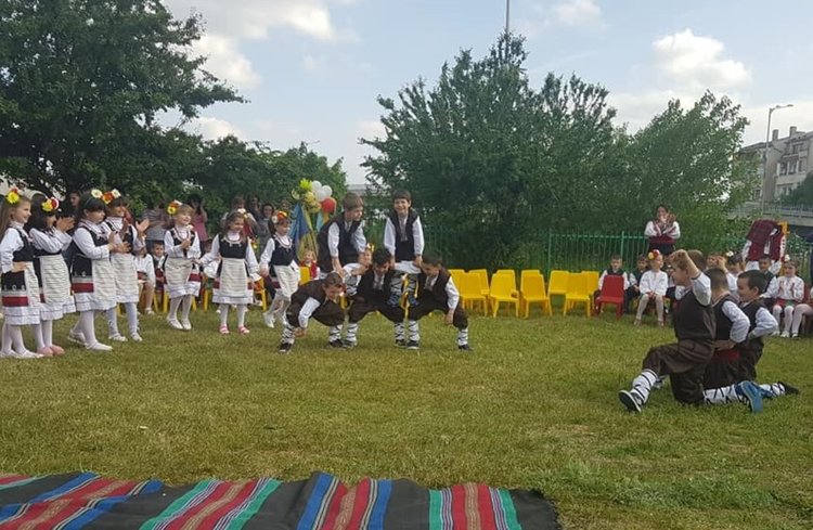 Открит урок по народни танци изнесоха малчуганите от "Осми март"