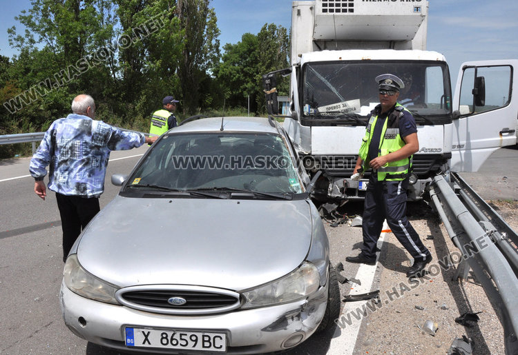 Кола и камион катастрофираха между Хасково и Димитровград, мъж е в болница