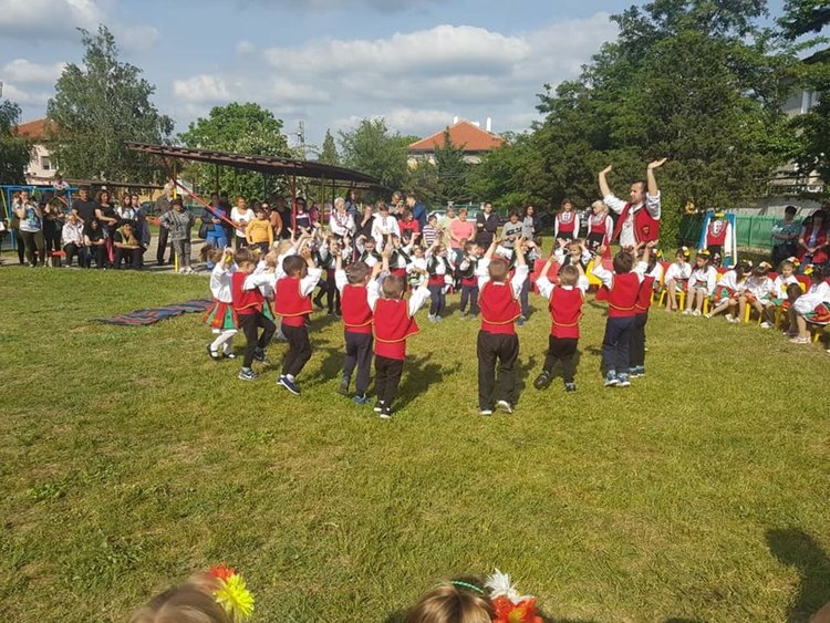 Открит урок по народни танци изнесоха малчуганите от "Осми март"