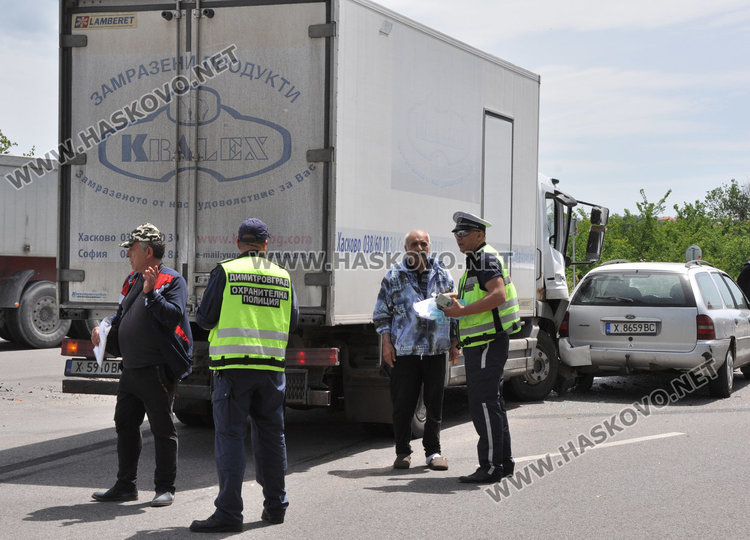 Кола и камион катастрофираха между Хасково и Димитровград, мъж е в болница