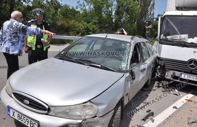 Кола и камион катастрофираха между Хасково и Димитровград, мъж е в болница