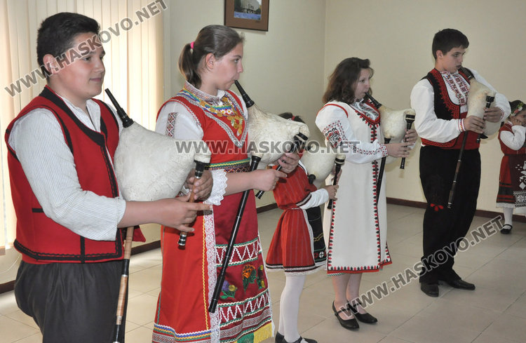 Тракийци празнуват 24 май с песни и приятели