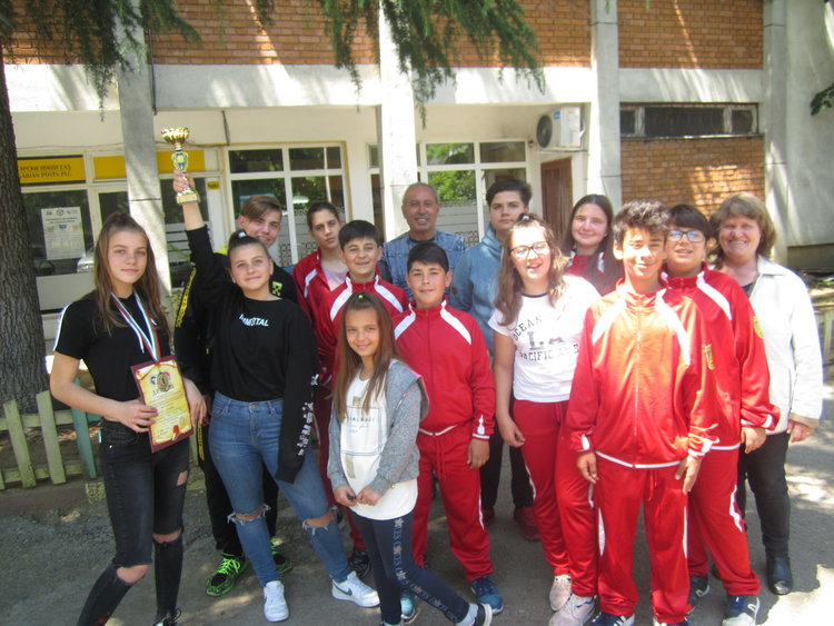 Злато за капитана и сребро за отбора завоюваха приложните колоездачи