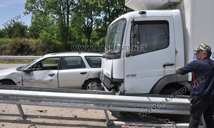 Кола и камион катастрофираха между Хасково и Димитровград, мъж е в болница
