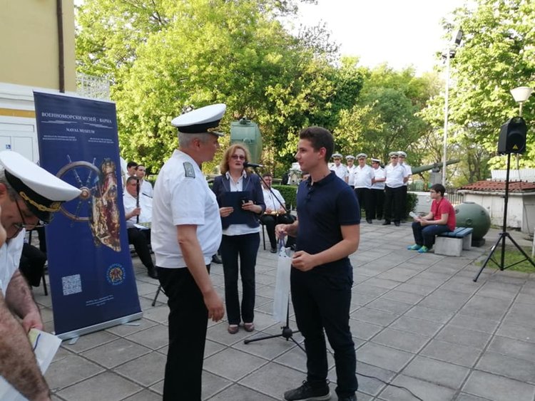 Отлично представяне на Момчил Димов на национален конкурс за есе