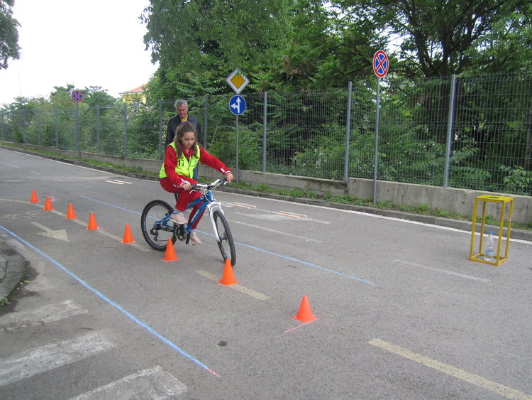 Злато за капитана и сребро за отбора завоюваха приложните колоездачи