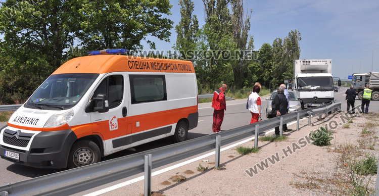 Кола и камион катастрофираха между Хасково и Димитровград, мъж е в болница