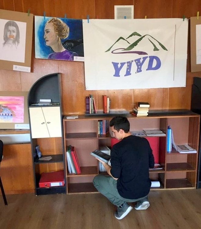  „Заповядайте да си поговорим за литература ! Свързва ни любовта към четенето.“, призова в социалните мрежи Александър. снимка: Рудозем нюз