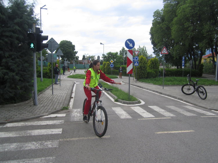 Злато за капитана и сребро за отбора завоюваха приложните колоездачи