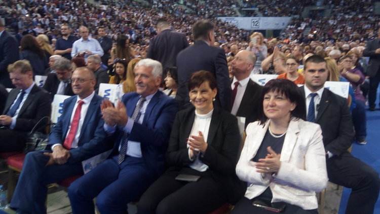 Над 200 привърженици на ГЕРБ от областта аплодираха премиера Борисов и Манфред Вебер