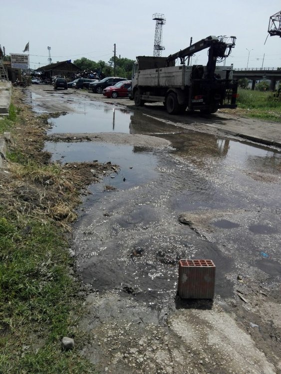Хасколия се жалва от извираща от шахта вода до Сточна гара