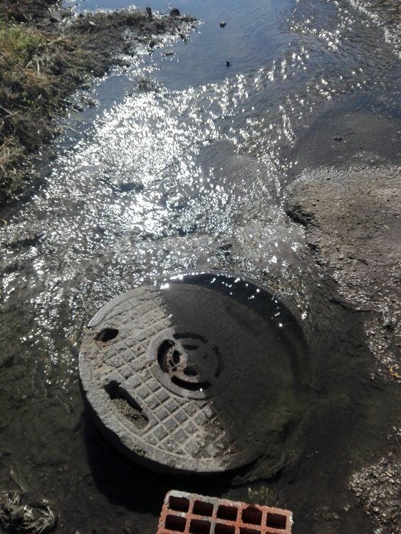 Хасколия се жалва от извираща от шахта вода до Сточна гара