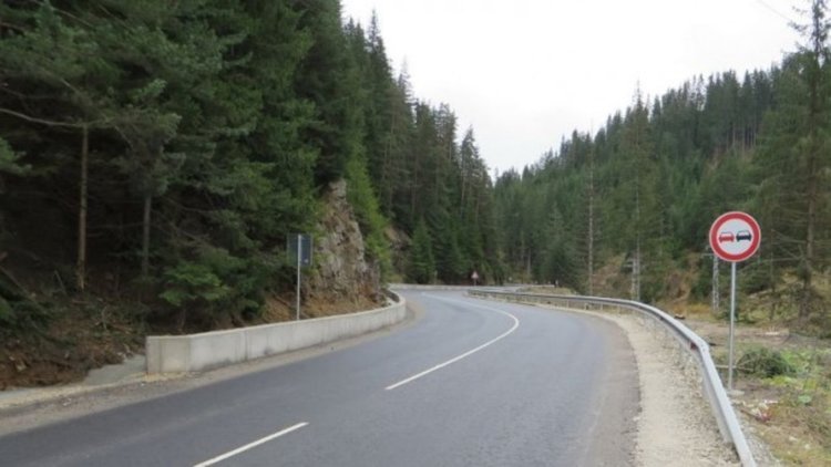 Затварят движението по пътя Рудозем-Средногорци
