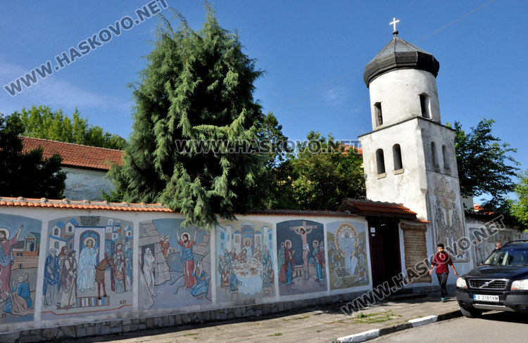 Почетоха Св. св. Константин и Елена в едноименния храм в Крепост