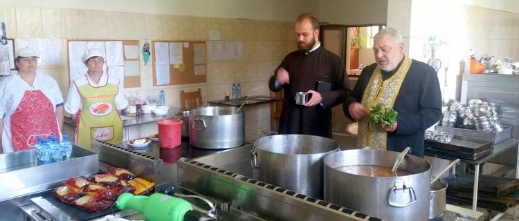 За възрастните хора в дома във Фатово и гостите на храмовия празник,  отец Димитър Одаджиев и иподякон Даниел Апостолов осветиха благословена трапеза 