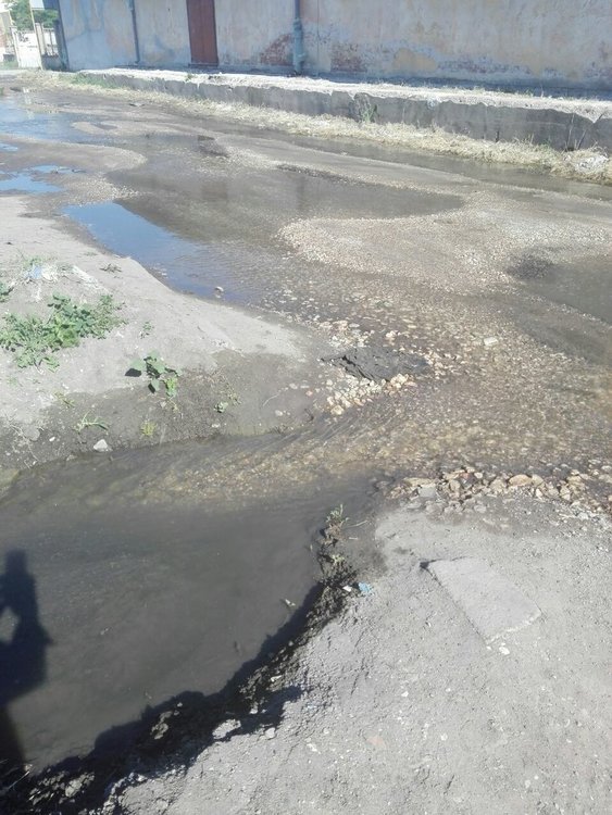 Хасколия се жалва от извираща от шахта вода до Сточна гара