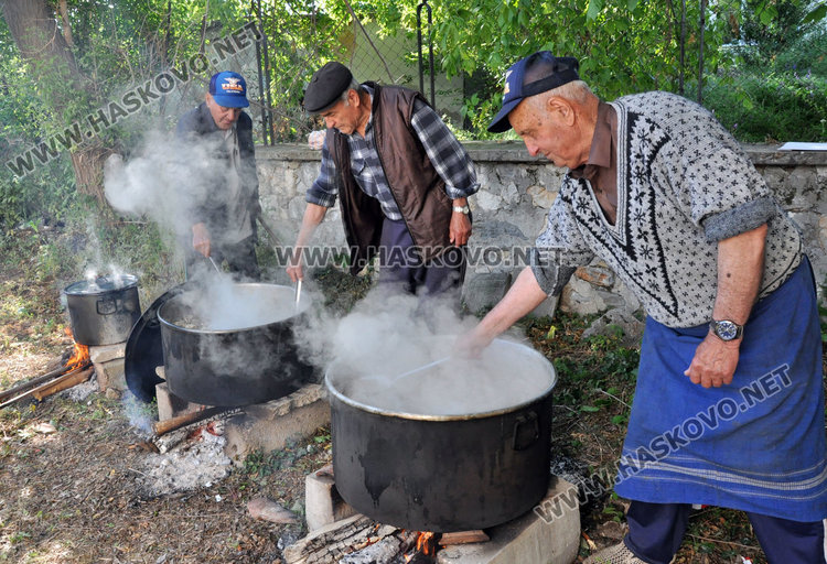 Почетоха Св. св. Константин и Елена в едноименния храм в Крепост
