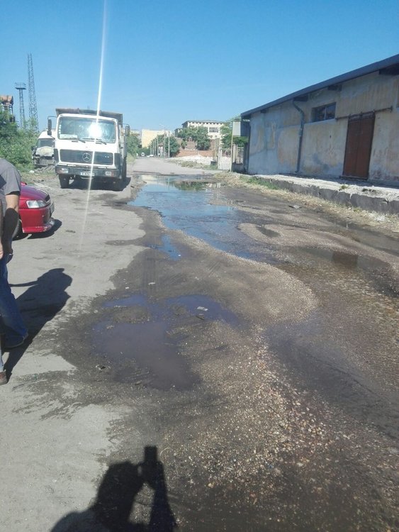 Хасколия се жалва от извираща от шахта вода до Сточна гара