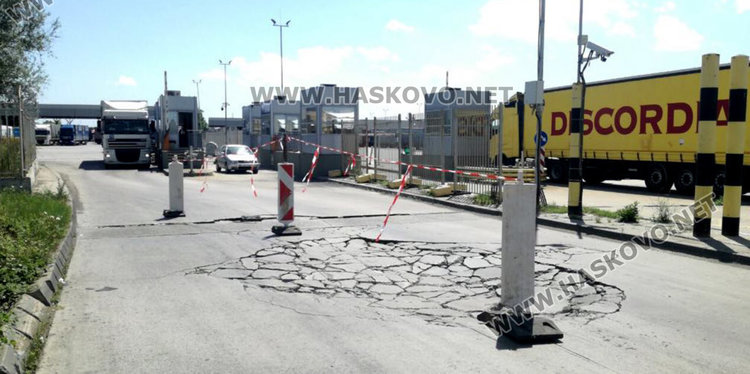 ТИР с 15 т. бонбони проби резервоар в дупка на пункта Капитан Андреево /видео/