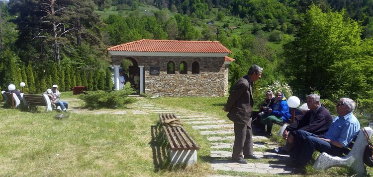 Параклисът в двора на дома край Фатово днес също имаше празник