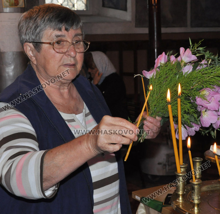Почетоха Св. св. Константин и Елена в едноименния храм в Крепост