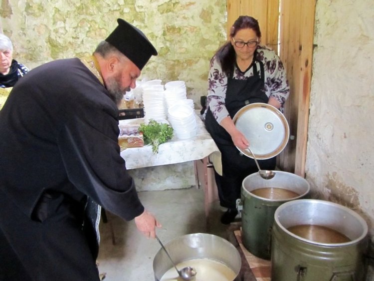 Гостите на храмовия празник на параклиса над Турян вкусиха от благословен курбан