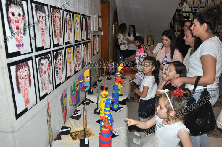 Градината по изкуствата с красива изложба за подпомагане на Детското отделение в болницата