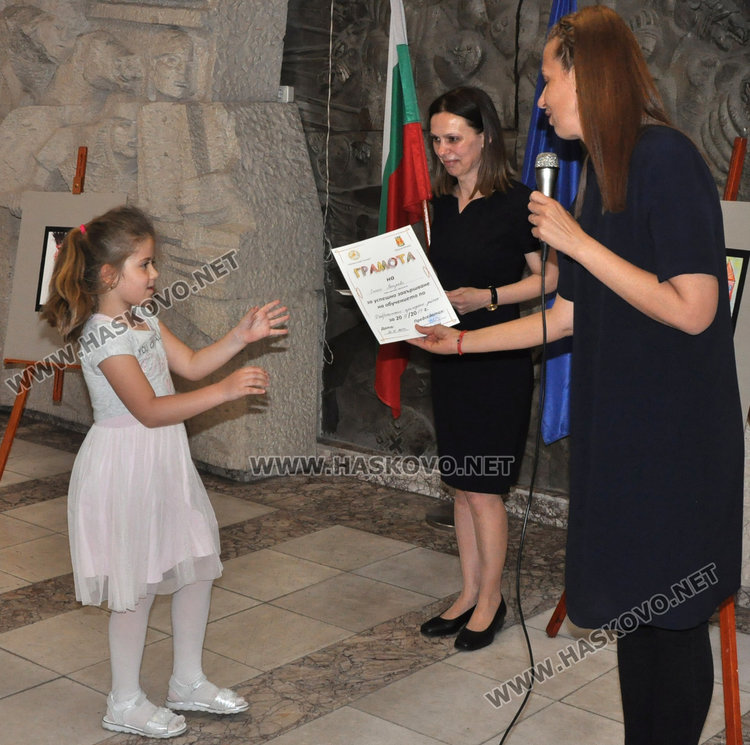 Градината по изкуствата с красива изложба за подпомагане на Детското отделение в болницата