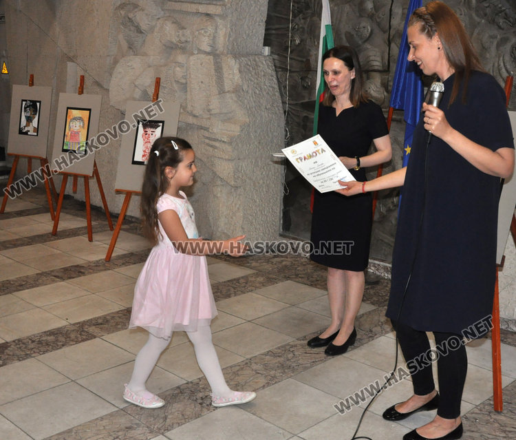 Градината по изкуствата с красива изложба за подпомагане на Детското отделение в болницата