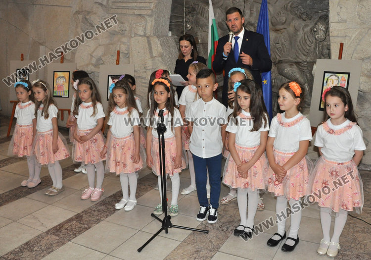 Градината по изкуствата с красива изложба за подпомагане на Детското отделение в болницата