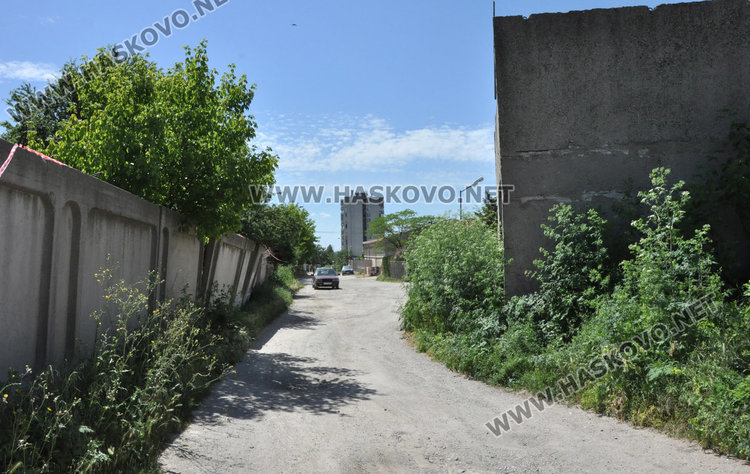 Хасковлии: Оградата на бившата казарма дебне още жертви