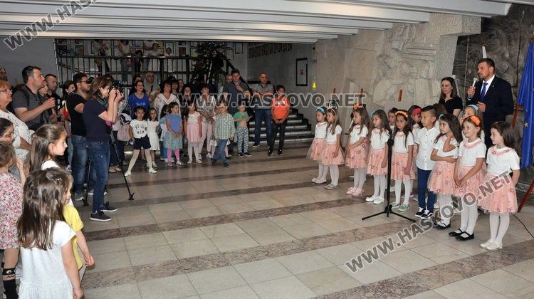 Градината по изкуствата с красива изложба за подпомагане на Детското отделение в болницата