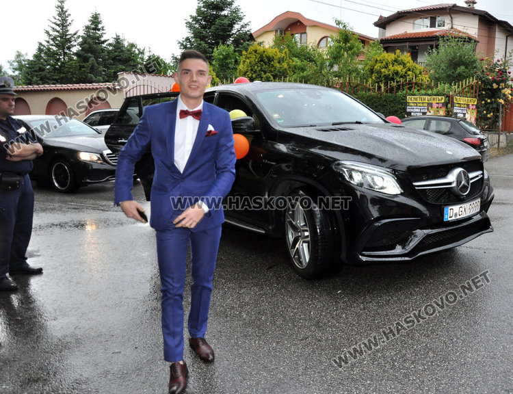 Царската гимназия даде старт на сезона на баловете в Хасково